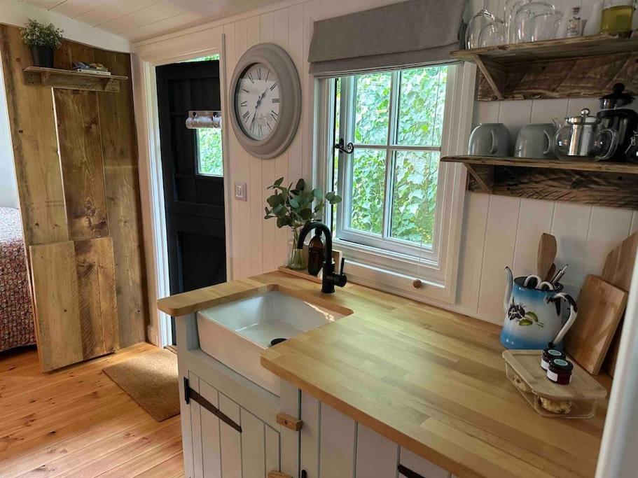 Cornwall Woodland Shepherd'S Hut Deirdres Hut Bodmin Exteriör bild