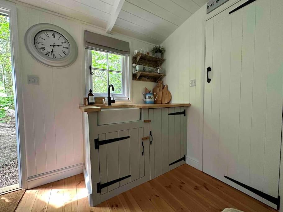Cornwall Woodland Shepherd'S Hut Deirdres Hut Bodmin Exteriör bild