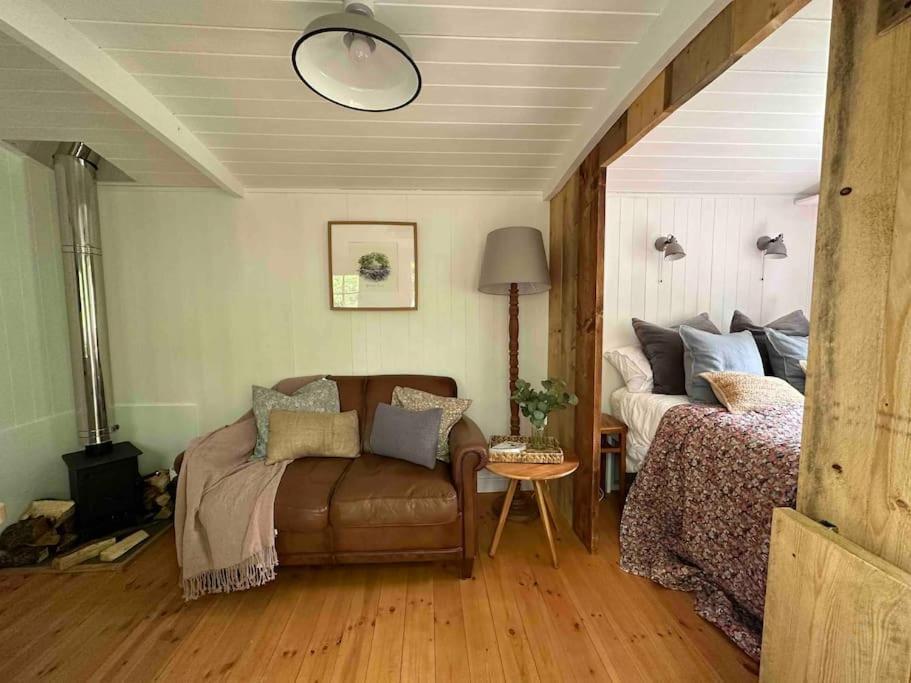 Cornwall Woodland Shepherd'S Hut Deirdres Hut Bodmin Exteriör bild